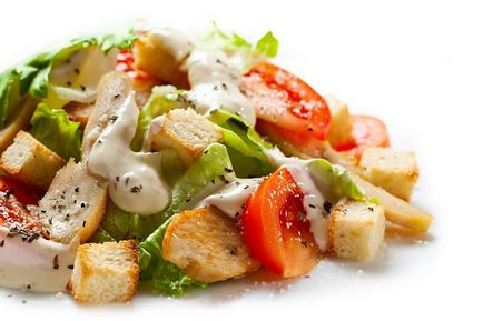 Cézár saláta recept csirke és kenyérkockákkal képekkel lépésről lépésre