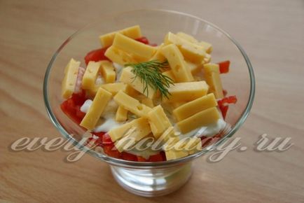 Salată de roșii cu brânză și mere