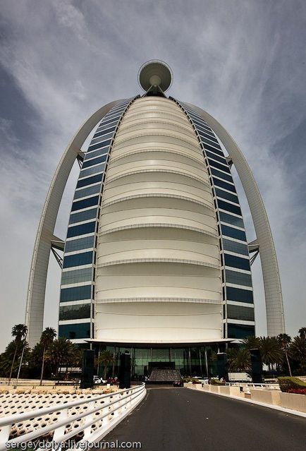 Cel mai luxos hotel din lume este Burdjal Arab