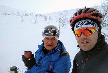 Ski-hegymászás - egy sífutó vagy lesiklás (Síalpinista) Ski-hegymászás - egy sífutó vagy lesiklás