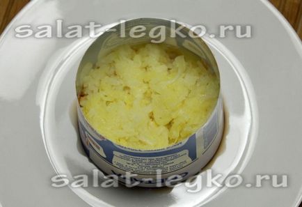 Листковий салат з куркою і картоплею