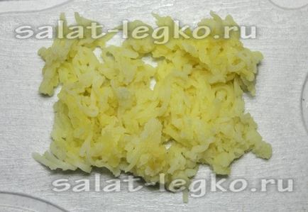 Листковий салат з куркою і картоплею