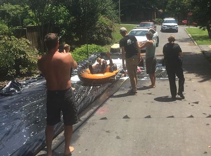 Сусіди думали подзвонити в поліцію, щоб ті розібралися з незаконними ковзаннями по вулиці