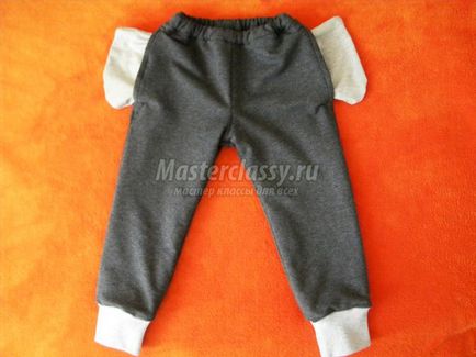Pantaloni sport pentru un băiat cu buzunare