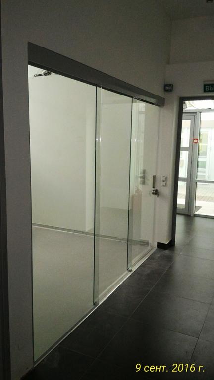 Uși de sticlă cu sistem de alunecare telescopică pentru clinica canadiană de stomatologie,