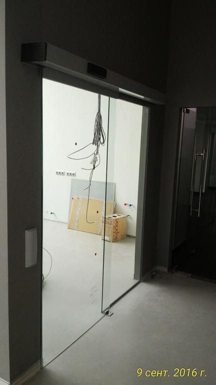 Скляні двері з телескопічною розсувний системою для клініки «канадська стоматологія»,