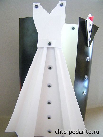 Carte de nuntă cu decor în formă de rochie de mireasă și haina de mireasă a mirelui