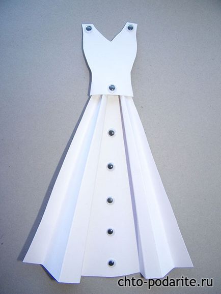 Esküvői kártya dekoráció formájában a mennyasszonyi ruha és a vőlegény kabát kezét