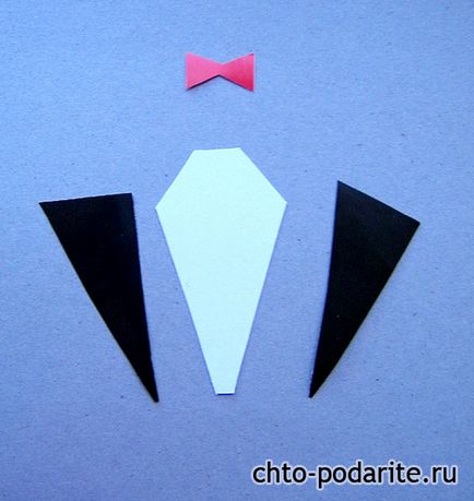 Esküvői kártya dekoráció formájában a mennyasszonyi ruha és a vőlegény kabát kezét