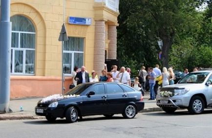 Весільні автомобілі з Ладою пріорів на чолі