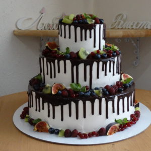 Esküvői torták gyümölccsel St. Petersburg, cukrászati ​​csokoládémorzsa