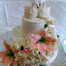 Весільний торт з шоколадом і ягодами