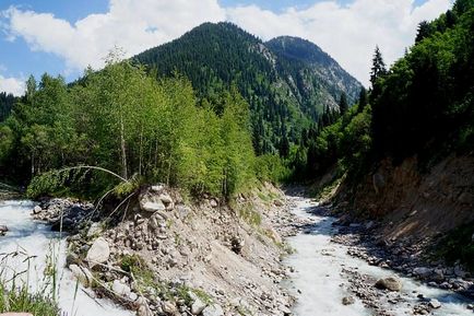 Defileul Talgar este o declivitate monahală, călătorind, trekking, trekking