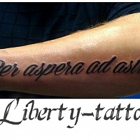 Inscripții pe tatuaj