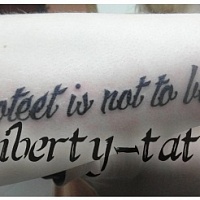 Inscripții pe tatuaj