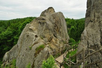 Урицькі скелі (Тустань, Україна)