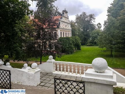 Voronovo Manor în districtul Podolsky din spatele gardului legendarului sanatoriu