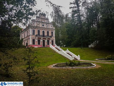 Voronovo Manor în districtul Podolsky din spatele gardului legendarului sanatoriu