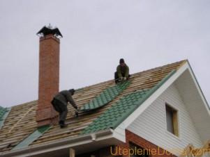 Izolație de acoperiș de la vârfurile metalice ale profesioniștilor