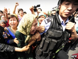 Уйгурские жінки намагаються зупинити в Урумчі відповідні погроми з боку ханьців