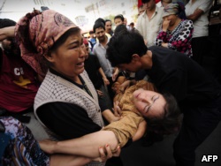 Уйгурские жінки намагаються зупинити в Урумчі відповідні погроми з боку ханьців