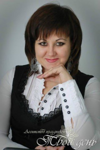 Conducătorul (toastmaster) pentru nunta de la Moscova este Elena Bessarabova, care duce la nunta de la Moscova