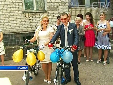 Ciclismul în Grodno, mirele, mireasa și toți oaspeții din oficiul de înmatriculare au fost transportați pe două roți,