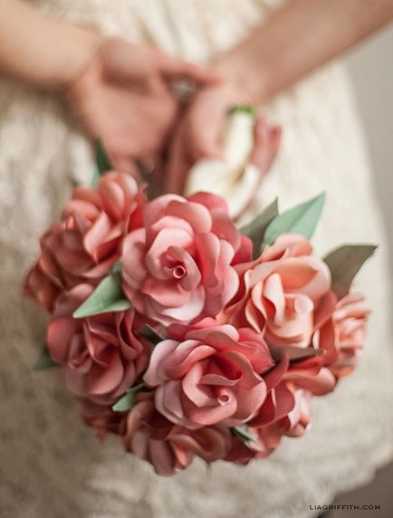 Koszorúk és esküvői csokrok papír rózsa mesterkurzust és sablonok