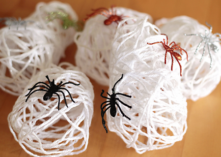 Hanging păianjen pentru Halloween cu mâinile lor, decorarea cu mâinile lor