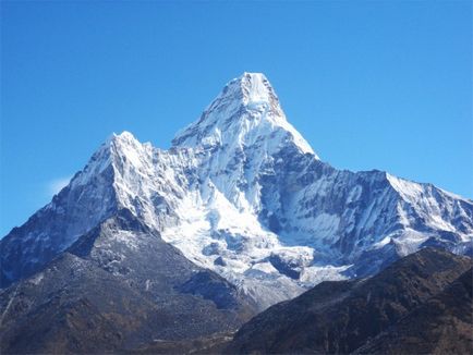 Ascent az AMA-kettős (6812 m)