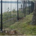 Stâlpi de fier pentru secvența de instalare a gardului