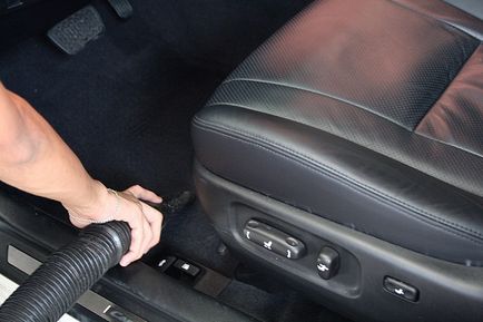 5 Характерних плям в вашому автомобілі, які зазвичай забувають очистити