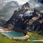 Andeanul Condor locuiește în sudul Americii și este una dintre cele mai mari păsări din lume