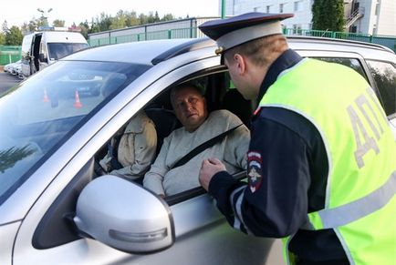 Inspectorii auto au fost returnate drepturile! Conducătorii auto pot opri din nou autoturismele în afara staționarei
