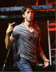 Biografie a cantaretei spaniole Enrique Iglesias