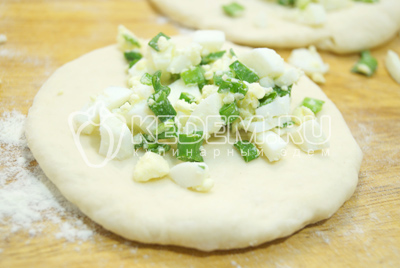 Швидкі пиріжки з яйцем і зеленою цибулею, покроковий рецепт з фото - випічка