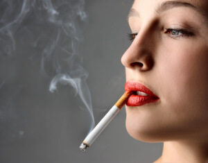 Inflamația gâtului cauzează și dăunează fumului în timpul bolii