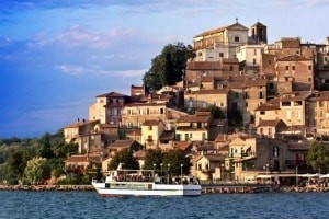 Bracciano în lacul Italiei și fotografie din castel