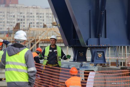 A központi rész ZSD St. Petersburg épület alatti és víz feletti (föld) A középső része a WHSD St. Petersburg, az építési a föld alatti és a víz felett