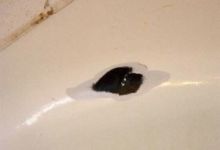Cum se sigilează un cip de smalț pe o baie