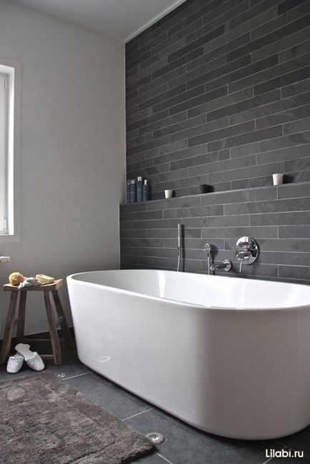 Design interior al unei băi gri cu pereți cenușii în baie, gresie gri și podea, fotografie