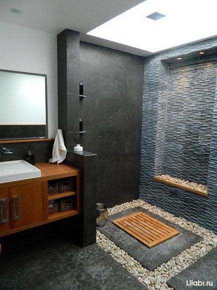 Design interior al unei băi gri cu pereți cenușii în baie, gresie gri și podea, fotografie