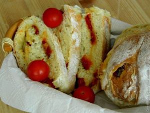 Домашній хліб з в'яленими помідорами