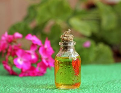 Ефірна олія герані для особи користь і застосування, рецепти масок