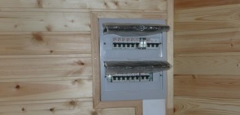 Instalarea electrică într-o casă de lemn dintr-o bară de reguli de bază și secvență