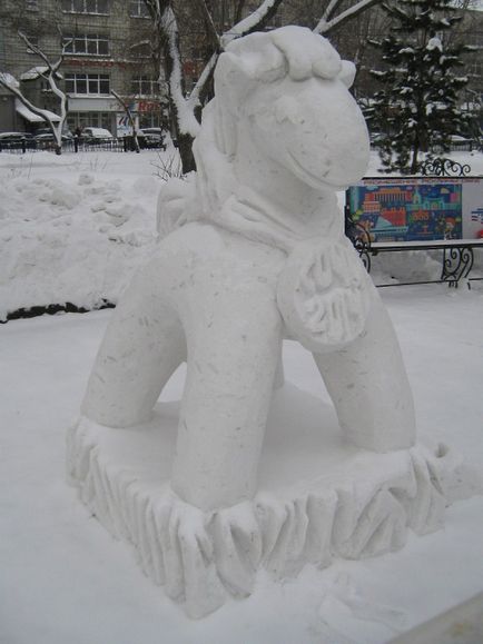Фігура коня зі снігу своїми руками