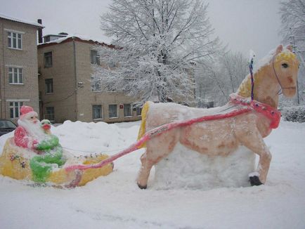 Figura unui cal din zăpadă cu mâinile lui
