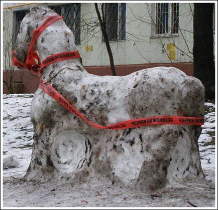 Figura unui cal din zăpadă cu mâinile lui