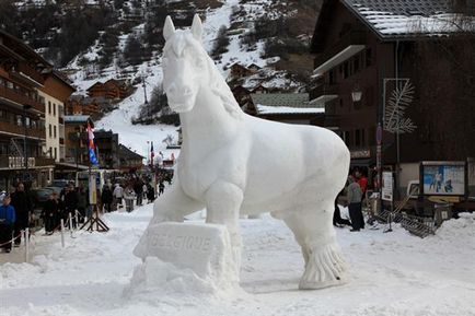 Figura unui cal din zăpadă cu mâinile lui