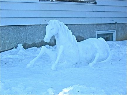Фігура коня зі снігу своїми руками